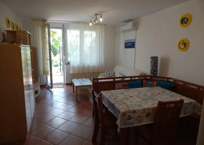 Yellow Submarine لوسيا