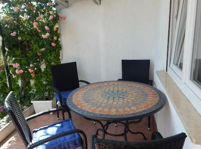 Yellow Submarine لوسيا